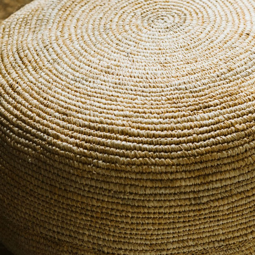 Natural braided raffia pouf – maisonitho